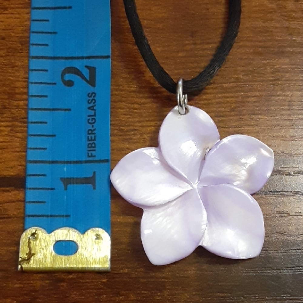 Elegant Carved Shell Flower Pendant Necklace - Picture 8 of 8